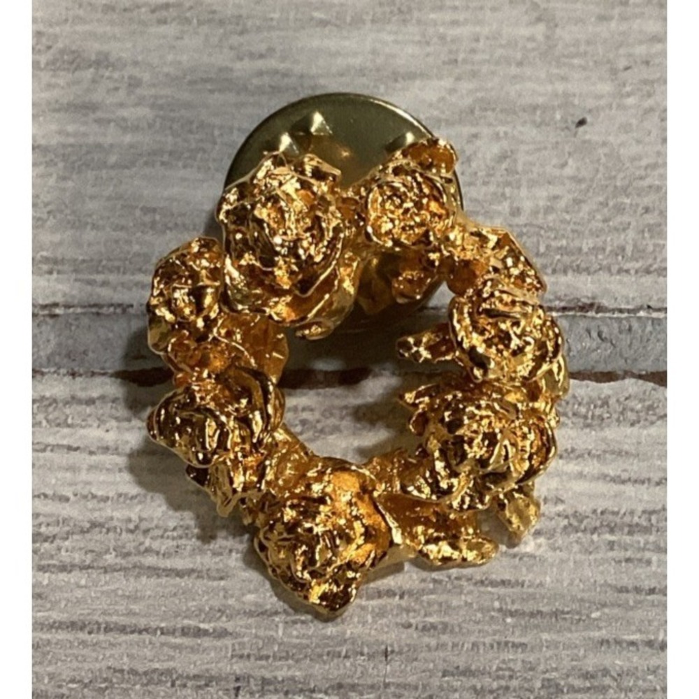Goldtone Pin Round Wreath Textured Vintage